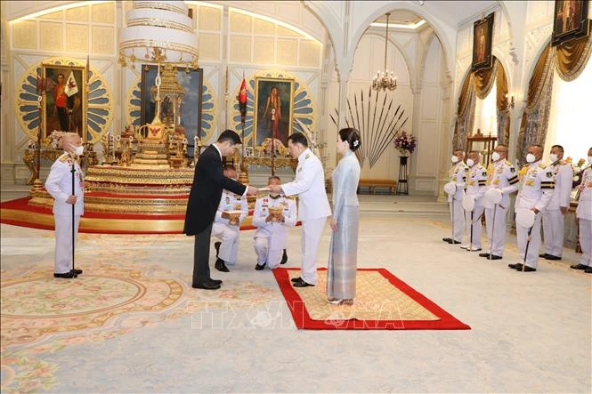 El flamante embajador vietnamita en Tailandia, Pham Viet Hung, presenta sus cartas credenciales al rey tailandés, Maha Vajiralongkorn Phra Vajiraklaochaoyuhua. (Foto: VNA)