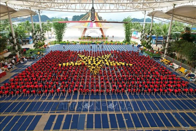 Los participantes forman la imagen de la bandera vietnamita (Foto: VNA)