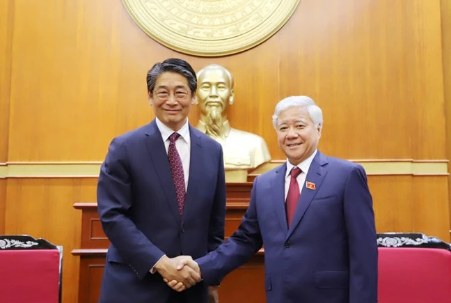 El presidente del Frente de la Patria de Vietnam, Do Van Chien (derecha), recibe al embajador de Japón en el país, Ito Naoki. (Foto: mattran.org.vn)