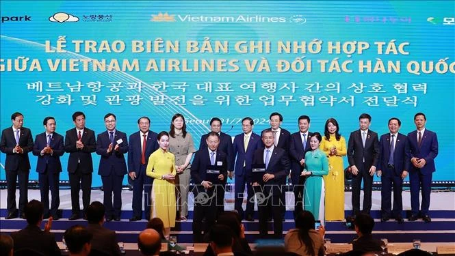 El primer ministro de Vietnam, Pham Minh Chinh, asiste a la firma de un memorando de entendimiento entre Vietnam Airlines y sus socios surcoreanos. (Foto: VNA)