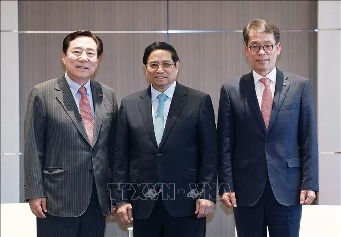 El primer ministro de Vietnam, Pham Minh Chinh (centro); el presidente de la Federación surcoreana de empresas medianas y pequeñas (KBIZ), Kim Ki-moon (izquierda), y el presidente y director ejecutivo del Banco Industrial de Corea del Sur (IBK), Kim Sung-tae. (Foto: VNA)