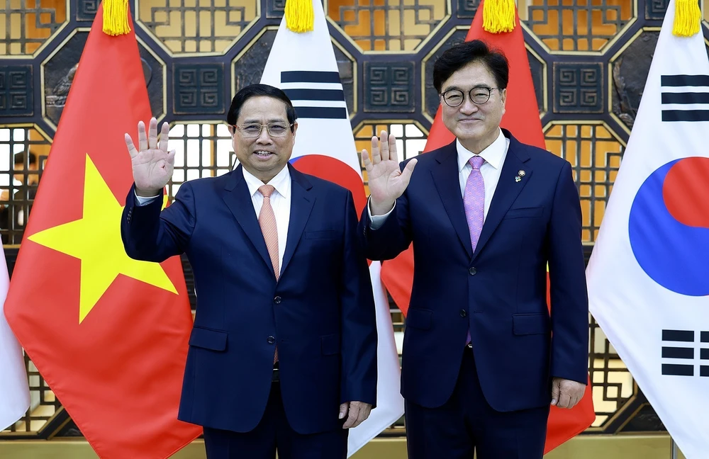 El primer ministro de Vietnam, Pham Minh Chinh (izquierda), y el presidente de la Asamblea Nacional de Corea del Sur, Woo Won-shik. (Foto: VNA)