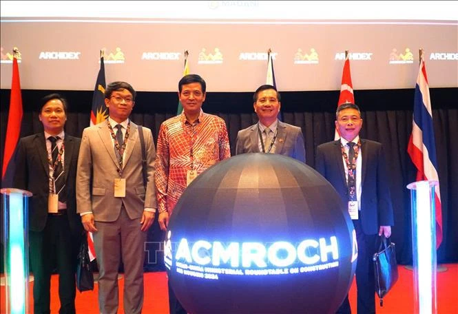 El embajador de Vietnam en Malasia, Dinh Ngoc Linh (segundo desde la derecha) y el viceministro de Construcción Bui Xuan Dung (centro), en el evento (Foto: VNA)
