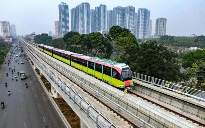 El ferrocarril urbano Nhon-Hanoi se somete a una prueba operativa. (Foto: Vietnam+)