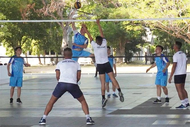 Los cadetes de las dos academias navales de Vietnam e Indonesia juegan un partido amistoso de voleibol. (Foto: VNA)