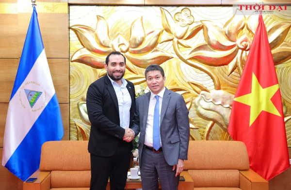 El presidente de la VUFO, Phan Anh Son (derecha), y el embajador de Nicaragua en Vietnam, Armengol Campos. (Foto: Nhan Dan)