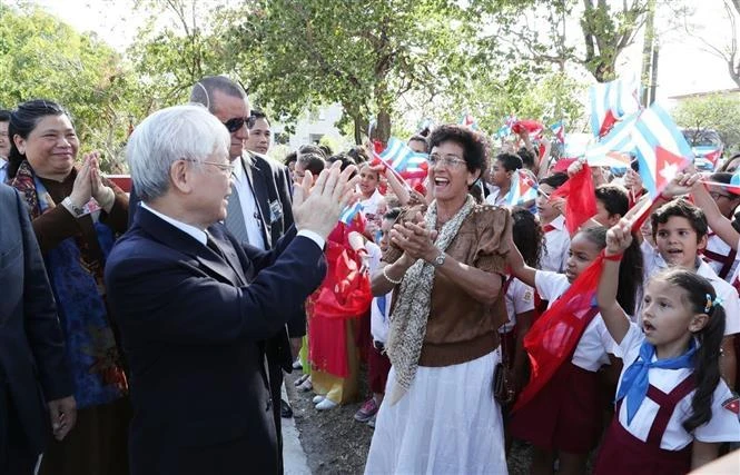 El secretario general del PCV, Nguyen Phu Trong, se reúne con los pobladores y estudiantes cubanos en el busto dedicado al Presidente Ho Chi Minh en el Parque Hoa Binh, La Habana, el 28 de marzo de 2018. (Foto: VNA)