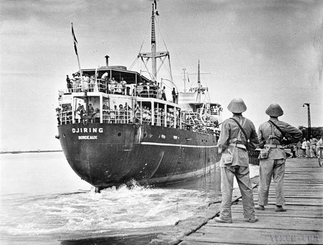 El barco Djiring que transporta tropas francesas zarpa del muelle de Sau Kho (Hai Phong) hacia el Sur el 13 de mayo de 1955, de conformidad con los Acuerdos de Ginebra. El Norte quedó completamente liberado. (Foto: Archivo de VNA)