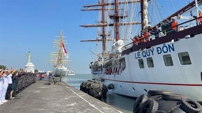 El buque 286-Le Quy Don de la Armada Popular de Vietnam sale el 20 de julio del puerto naval de Surabaya en Indonesia hacia Brunei. (Foto: VNA)