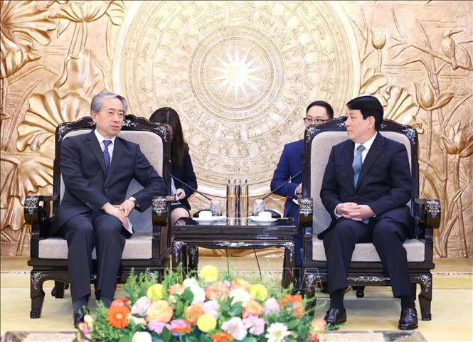 El miembro del Buró Político y permanente del Secretariado del Comité Central del PCV, Luong Cuong (derecha), recibe al embajador saliente de China, Xiong Bo. (Foto: VNA)