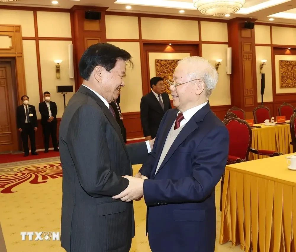 El secretario general del PCV, Nguyen Phu Trong, y el secretario general del Partido Popular Revolucionario y presidente de Laos, Thongloun Sisoulith, copresiden una reunión de alto nivel entre ambos partidos en Hanoi, el 26 de febrero de 2024. (Foto: VNA)