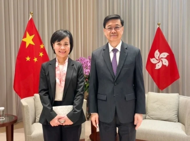 La cónsul general de Hanoi en Hong Kong y Macau, Le Duc Hanh, se reúne con el jefe ejecutivo de la región administrativa especial china de Hong Kong, John Lee Ka-chiu. (Foto: VNA)