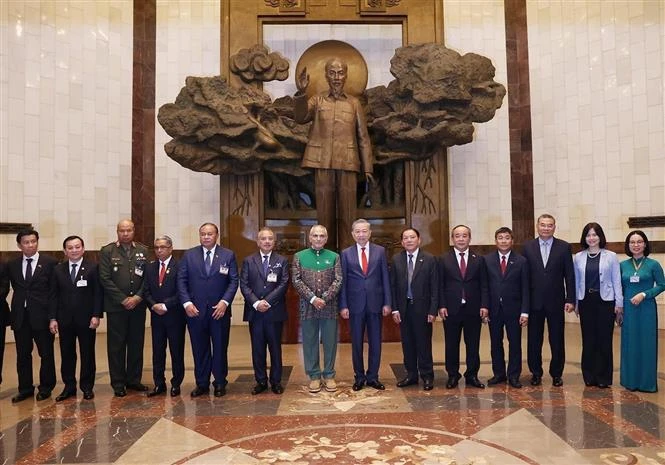 El presidente de Vietnam,To Lam, su homólogo de Timor Leste, José Ramos-Horta, y delegados en el Museo Ho Chi Minh (Foto: VNA)