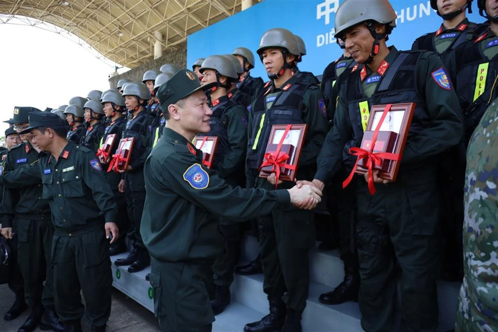 El viceministro de Seguridad Pública Nguyen Ngoc Lam entrega obsequios a las fuerzas que participan en el ejercicio. (Foto: bocongan.gov.vn)