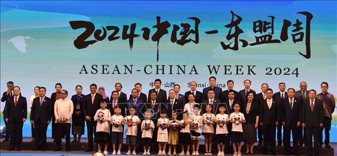 Delegados participantes en el acto inaugural de la Semana ASEAN-China. (Foto: VNA)