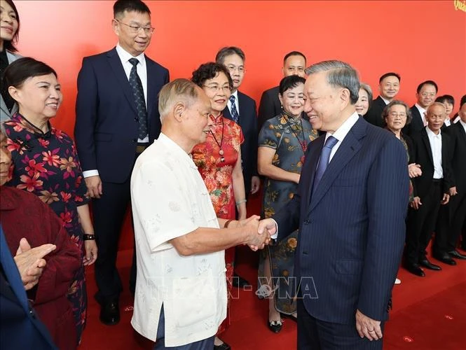 El secretario general del Partido Comunista y presidente de Vietnam, To Lam, saluda a los delegados. (Foto: VNA)