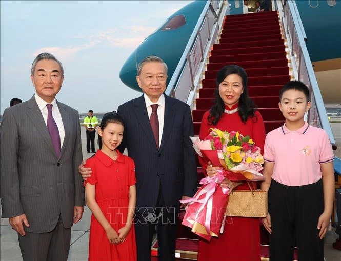 El secretario general del Partido Comunista y presidente de Vietnam, To Lam, y su esposa fueron recibidos por el miembro del Buró Político, jefe de la Oficina de la Comisión de Asuntos Exteriores del Comité Central del Partido Comunista de China y ministro de Relaciones Exteriores, Wang Yi. (Foto: VNA)