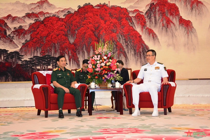 El ministro de Defensa Nacional, general Phan Van Giang, se reúne con su homólogo chino, el coronel general Dong Jun. (Foto: qdnd.vn)