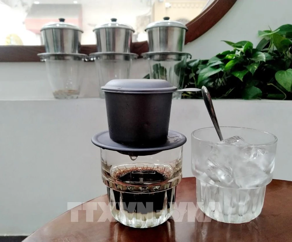 Una de las variedades más populares es el sữa đá, un café fuerte de filtro servido con hielo y leche condensada azucarada. (Foto: VNA)