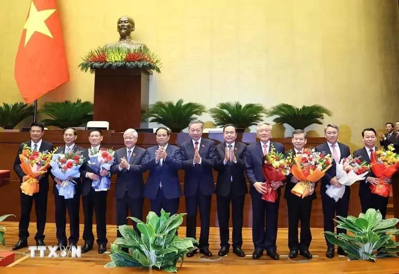 Los líderes del Partido y del Estado felicitan a los nuevos viceprimeros ministros y titulares de Ministerios de Recursos Naturales y Medio Ambiente, y de Finanzas, del Tribunal Popular Supremo y de la Fiscalía Popular Suprema. (Foto: VNA)