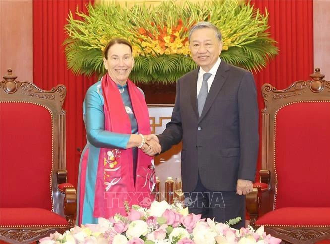 El secretario general del Partido Comunista y presidente de Vietnam, To Lam, recibe a la titular del Senado australiano, Sue Lines. (Foto: VNA)