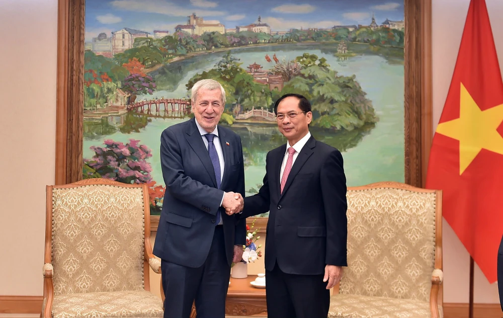 El viceprimer ministro y titular de Relaciones Exteriores de Vietnam, Bui Thanh Son (derecha), recibe al canciller chileno, Alberto Van Klaveren. (Foto: VNA)