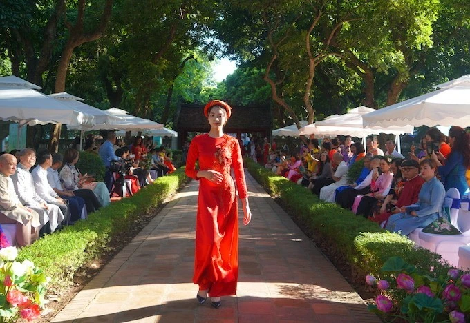 Presentan el Ao dai en la rueda de prensa. (Foto: nhandan.vn)