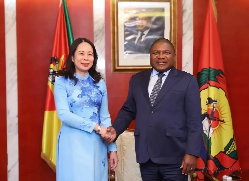 La vicepresidenta vietnamita Vo Thi Anh Xuan se reúne con el presidente mozambiqueño Filipe Nyusi durante su visita oficial al país africano el 12 de septiembre de 2023. (Foto: VNA)