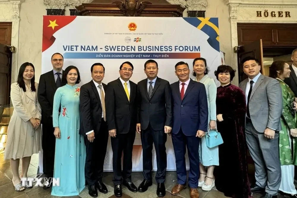 El embajador vietnamita en Suecia, Tran Van Tuan, y los delegados en un foro empresarial entre ambos países, efectuado en Estocolmo (Foto: VNA)