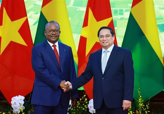 El primer ministro de Vietnam, Pham Minh Chinh (derecha), recibe al presidente de Guinea-Bissau, Umaro Sissoco Embaló. (Foto: VNA) 