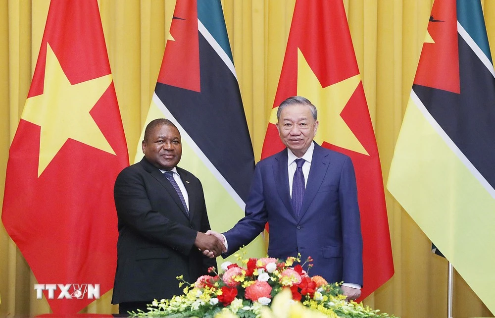 El secretario general del Partido Comunista y presidente de Vietnam, To Lam (derecha), recibe al presidente de Mozambique, Filipe Jacinto Nyusi. (Foto: VNA)