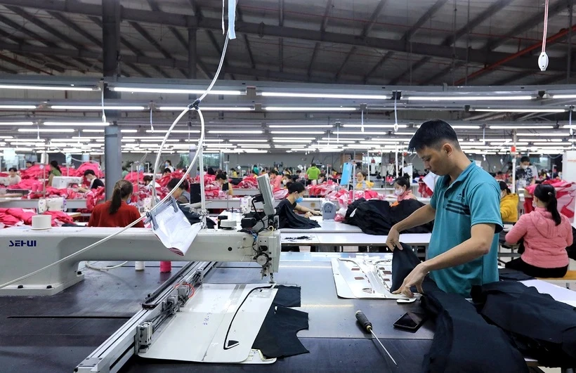 Muchas empresas de confecciones textiles han recibido pedidos hasta el cuarto trimestre. (Foto: VietnamPlus)