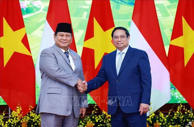 El primer ministro de Vietnam, Pham Minh Chinh (derecha), recibe al presidente de Indonesia, Prabowo Subianto. (Foto: VNA)