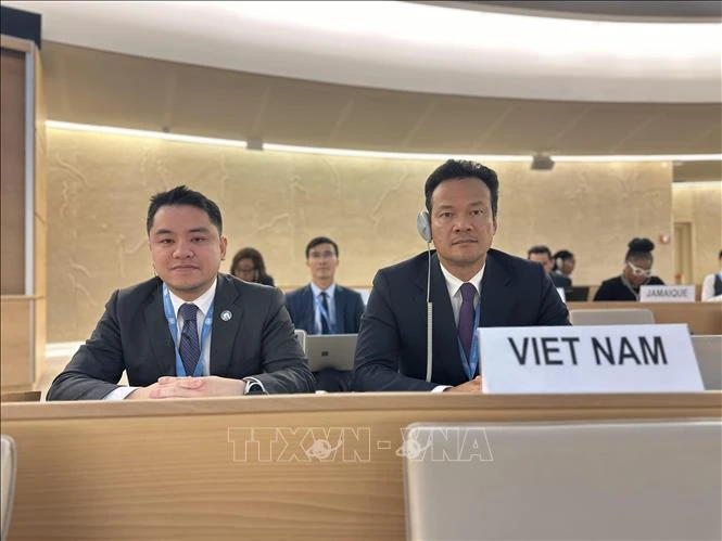 El embajador Mai Phan Dung (derecha), jefe de la misión permanente de Vietnam ante la ONU, la Organización Mundial del Comercio y otras instituciones internacionales en Ginebra (Foto: VNA)