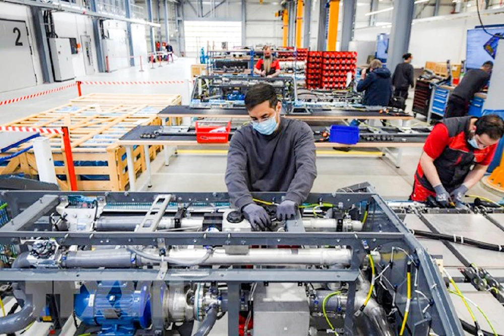 Trabajadores en una fábrica en Alemania. (Foto: VNA)