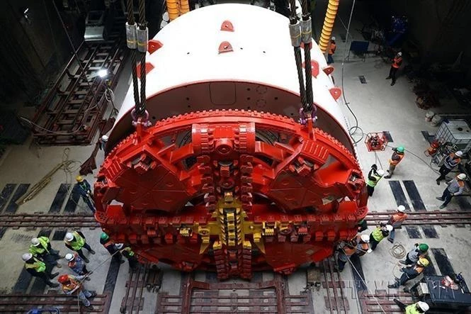 Instalación de una tuneladora para el proyecto del ferrocarril urbano número 3 en el tramo Nhon - Estación de Hanoi. (Foto: VNA)