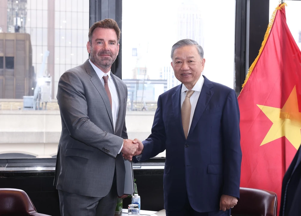 El secretario general del Partido Comunista y presidente de Vietnam, To Lam (derecha), recibe a Nick Ammann, vicepresidente de Apple. (Foto: VNA)