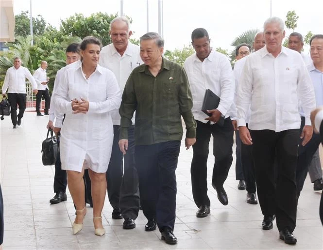 El secretario general del Partido Comunista y presidente de Vietnam, To Lam, y el primer secretario general del Partido Comunista de Cuba y presidente del país caribeño, Miguel Díaz-Canel Bermúdez, visitan la Zona Especial de Desarrollo Mariel. (Foto: VNA)