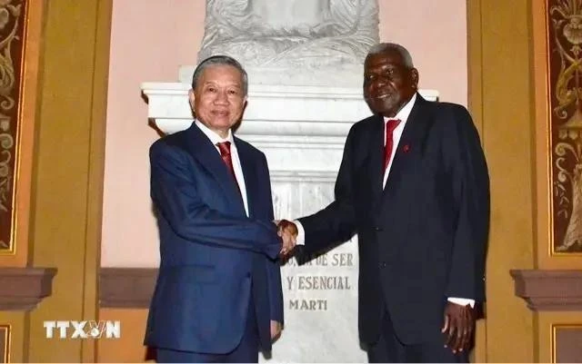 El secretario general del Partido Comunista de Vietnam y presidente del país, To Lam, y el titular de la Asamblea Nacional del Poder Popular de Cuba, Esteban Lazo Hernández (Foto: VNA)