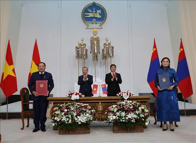 El secretario general del Partido Comunista y presidente de Vietnam, To Lam, y el mandatario mongol, Ukhnaagiin Khurelsukh, presencian las firmas de varios acuerdos de cooperación entre ambos países. (Foto: VNA)