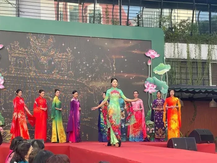 El Ao Dai contribuye a promover la cultura vietnamita (Foto: baomoi.com)