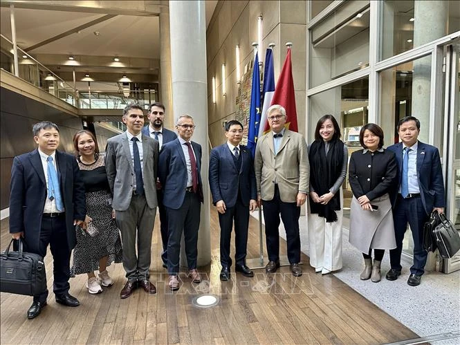 Representantes del Ministerio de Transporte de Vietnam y AFD (Foto: VNA)