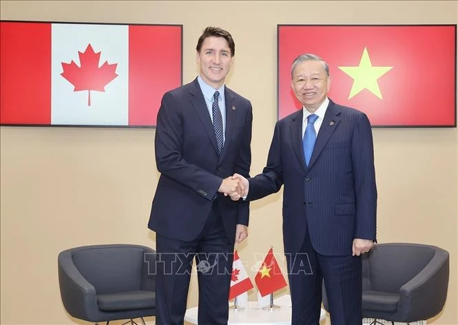 El secretario general del Partido Comunista de Vietnam y presidente de Estado, To Lam (derecha), se reúne con el primer ministro canadiense, Justin Trudeau. (Foto: VNA)