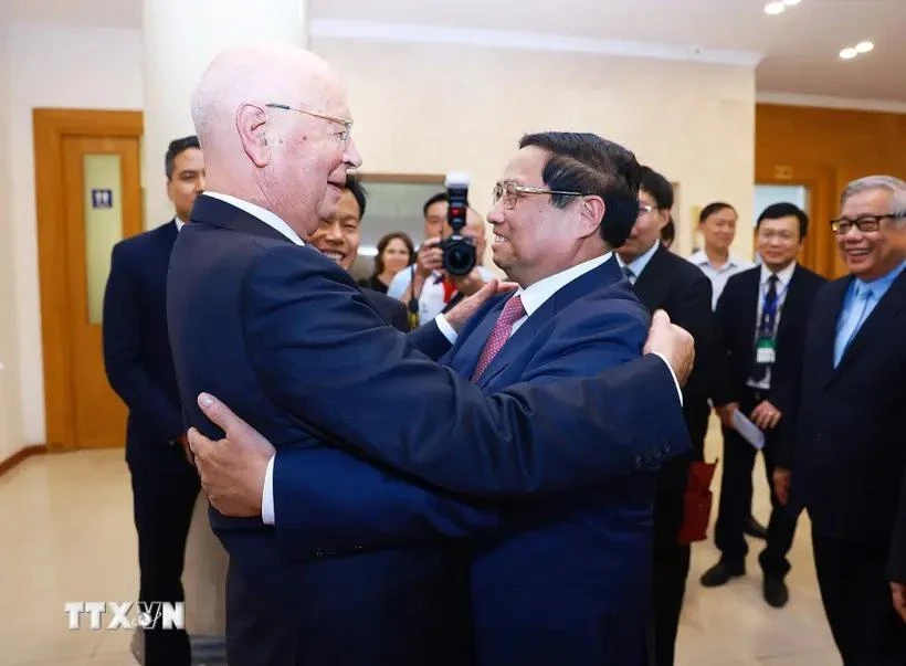 El primer ministro Pham Minh Chinh y el fundador y presidente ejecutivo del Foro Económico Mundial (FEM), Klaus Schwab (Fuente: VNA)