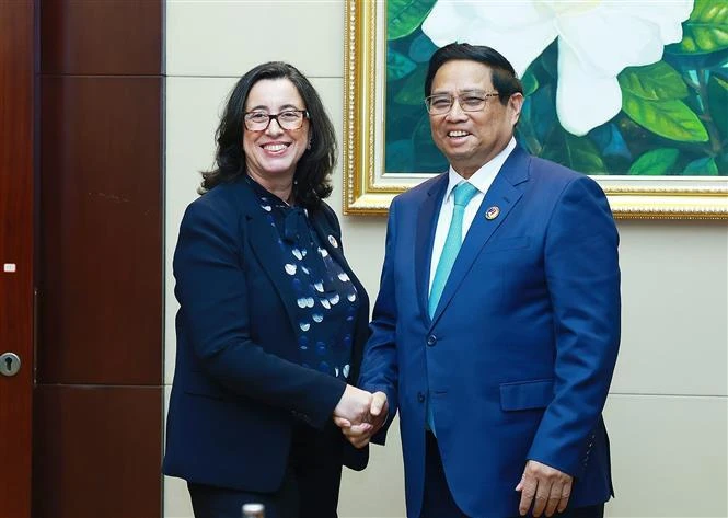 El primer ministro de Vietnam, Pham Minh Chinh, recibe a Manuela Ferro, vicepresidenta del BM a cargo de la región de Asia Oriental y el Pacífico. (Foto: VNA)