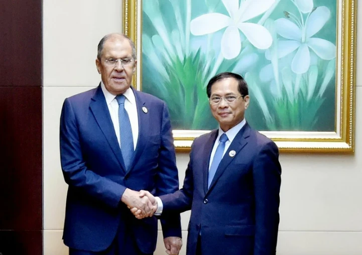 El viceprimer ministro y titular de Relaciones Exteriores de Vietnam, Bui Thanh Son (derecha), se reúne con el canciller ruso, Serguéi Lavrov. (Foto: VNA)