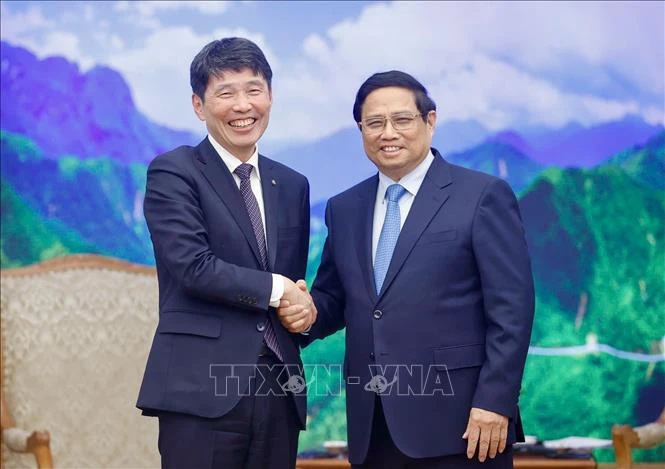 El primer ministro de Vietnam, Pham Minh Chinh (derecha), recibe al gobernador de la prefectura japonesa de Gunma, Yamamoto Ichita. (Foto: VNA)