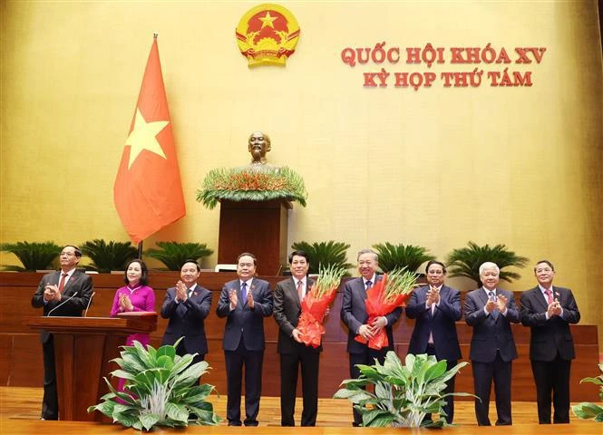 El primer ministro, Pham Minh Chinh; el presidente de la Asamblea Nacional, Tran Thanh Man; el titular del Frente de la Patria de Vietnam, Do Van Chien, y otros dirigentes entregan flores de felicitación al secretario general del Partido Comunista, To Lam, y al presidente del país, Luong Cuong. (Foto: VNA)