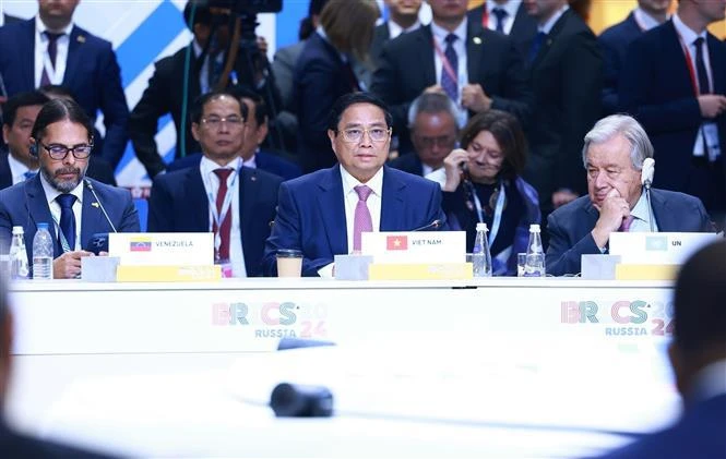 El primer ministro de Vietnam, Pham Minh Chinh, participa en la sesión plenaria de la Cumbre del grupo ampliado de los BRICS, en la ciudad de Kazán, Rusia. (Foto: VNA)