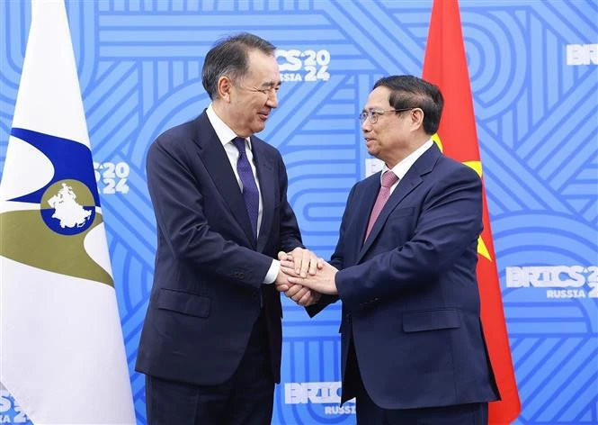 El primer ministro de Vietnam, Pham Minh Chinh (derecha), recibe al presidente del Consejo de la Comisión Económica Euroasiática, Bakytzhan Sagintayev. (Foto: VNA)